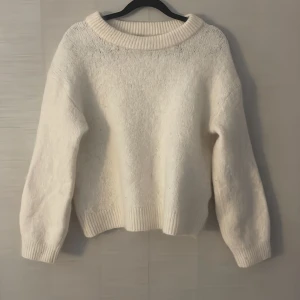 Stickad tröja  - Säljer då den är för liten💕 Storlek M, använt 2-3 gånger