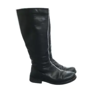 Supersnygga svarta boots i storlek 37, Kmr inte till användning längre. Hyfsat bra skick förutom att dragkedjan kan vara lite svår ibland på ena skon men dem funkar fortfarande o stängas!🥰