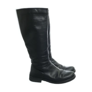 Svarta boots - Supersnygga svarta boots i storlek 37, Kmr inte till användning längre. Hyfsat bra skick förutom att dragkedjan kan vara lite svår ibland på ena skon men dem funkar fortfarande o stängas!🥰