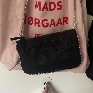 Superfin väska - Supersnygg väska från Zara i fint skick, det enda är att metallen börjat rosta lite på ena sidan (se bild 4) annars är den som ny!💞 och rymmer mycket