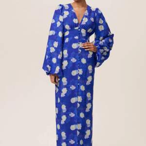 Världens finaste blå-blommiga klänning från Adoore🌹 säljes då den köptes för ett specifikt tillfälle, endast använd 1 gång så den är i toppen skick❤️ 