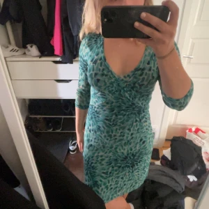 Klänning - Superhärlig klänning ifrån okänt märke. Köpt för längesedan, bra kvalitet! Använd köp nu!💕