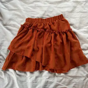 Säljer denna orangea/ rostbruna kjolen då den inte kommer till användning längre, mycket fint skick💞