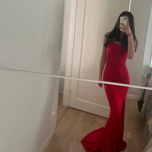 Trendig fest&bal klänning - Klänningen är köpt från Sasha brud&fest butik i Södertälje för runt 2000kr. Den är storlek xs men skulle passa för xss.