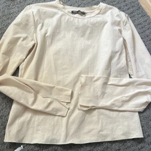 Tröja  - Tunn Beige tröja Inga fler bilder tas pga timewasters! Köp endast om du är bekväm 