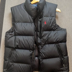 Ralph lauren puffer väst - Bra skick och har använts 3 gånger max. Finns inga hål eller sådant. Pris kan diskuteras, ny pris på den är cirka 5000kr