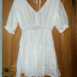 En superfin vit klänning från stradivarius, med en öppen rygg fortfarande med prislappen på. Säljs pga ingen användning. Passar superbra inför studenten och sommarvärmen 