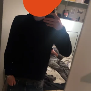 Kashmir hoodie - Hej säljer nu denna kashmir hoodien från oscar jacobson då den inte kommer till användning längre! Nypris är 1500kr och färgen är mörkblå! Skick 8/10. Hör av dig vid frågor eller funderingar!😄