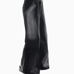 baggy jeans  - aldrig använt waist : 42,5cm inneben: 77cm   benöppningen: 27cm nypris är ca 950kr