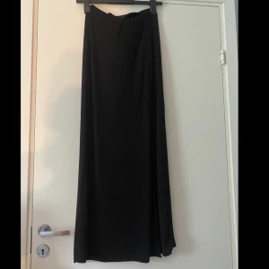 Långkjol  - Säljer denna svarta långkjol i luftigt material, storlek S💕💕