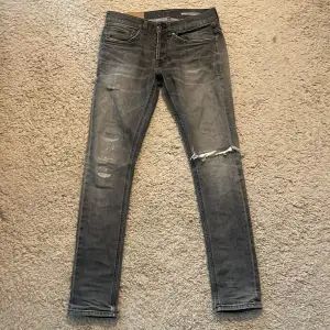 tja säljer mina dondup george jeans i storlek 30, nypris 3500 mitt pris endast 1099. fint skick skriv om du har någon fråga// armadiosell