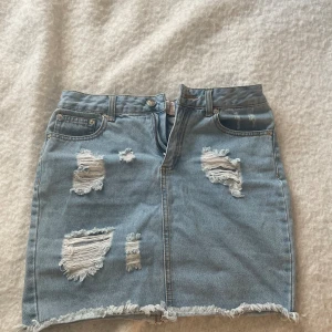 Jeanskjol - Superfin jeanskjol💕💕väldigt fint skick och passar mig som brukar ha 34/small! Säljer för att den inte kommer till användning💗