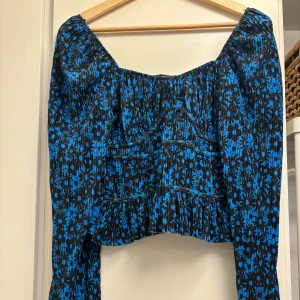 Blå blommig blus - Fin blus, knappt använd.