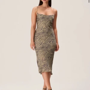 Adoore klänning - Brun/beige klänning från Adoore med zebra ränder. Endast provad. Strl 38.