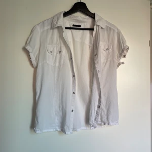 Omärkt skjorta!  - Fin skjorta med knappar, samt att ryggen är särskilt sydd så den sitter snyggt! Jag skulle säga att det är en storlek S och att XS funkar även bra! Däremot är den troligtvis vintage men är i perfekt skick! 