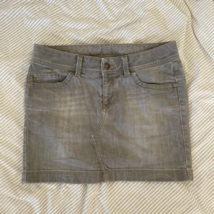 Jeanskjol - Jeanskjol i mycket fint skick. Skriv vid frågor💕