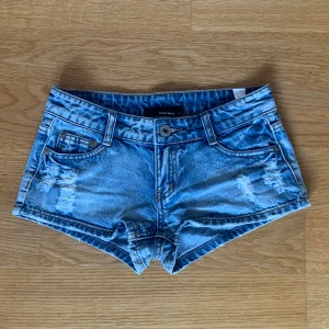 Lågmidjade shorts  - Jätte snygga jeansshorts som är i bra skick! Säljer då dom tyvärr är för små för mig.💛