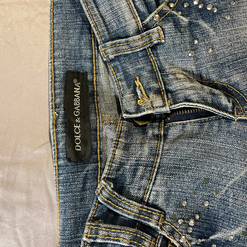 Ascoola vintage D&G jeans i storlek S. Najs detaljer, storlek S. Älskar dem men de kommer ej till användning för mig. Använt fåtal gånger och snygg bootcut.. Jeans & Byxor.