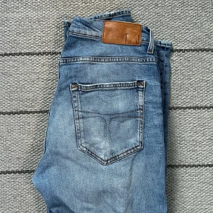 Tiger of Sweden - Tja säljer dessa feta tiger of sweden jeansen riktigt schyssta färgen är ljus blå perfekt nu till våren sommarn! hör av vid funderingar😃