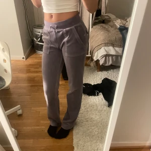 Juicy couture byxor, LILA - Jag säljer nu mina väldigt fina och unika juicy byxor, jag köpte dem sommaren 2022 och har använt dem flitigt sedan dess! Däremot är dem i väldigt fint skick! Jag köpte dem för 1100kr men säljer nu för 600kr(pris kan diskuteras)🌸✨