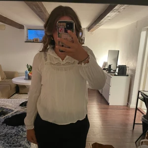 Vit blus  - Vit blus från Kappahl i storlek 36. Inte använd många gånger så den är i gott skick. 