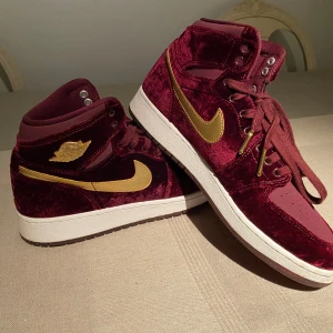 Nike Air Jordan 1 Retro Heiress -  Nike Air Jordan 1 Retro Heiress Velvet Night Maroon (GG 832596-640)  Helt oanvända i toppskick!   US 7.5 UK 6.5 EUR 40.5  Jmfr pris från exempelvis e-bay 5740 kr eller ex från StockX för 4300 kr