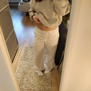 Lågmidjade linnebyxor  - Fina lågmidjade linnebyxor från Gina Tricot young i storlek 158/164. Passar som XS/S. Fint skick o knappt använda! Innerbenslängden är 73 cm. Lagom i längden på mig som är 160. Liten fläck på ena benet (tredje bilden) men kan tvätta innan jag postar💗