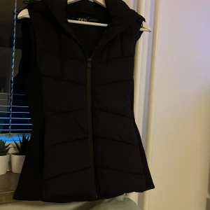 Zara väst - Bra skick, den har blivit använd några gånger för ungefär 2 år sedan