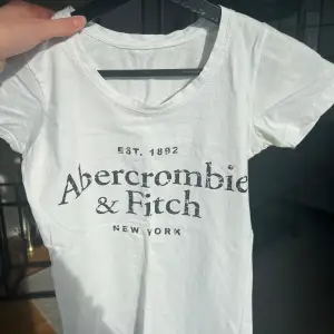 Abercrombie & Fitch t-shirt, i bra skick 