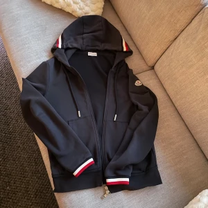 Moncler hoodie  - Tjena, säljer denna moncler hoodie  Skick 8/10 Retail, ca. 7500 Hör av er vid intresse!