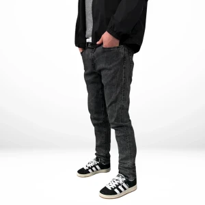 Levi’s Jeans - Vi säljer ett par levi's 502 jeans.  Dessa jeans sitter riktigt schysst och har en super fin grå färg. skick skala 8/10.