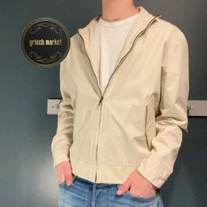 Mango Vårjacka  - En riktigt fräsch vårjacka från mango i storlek M | finns inga defekter på den skicket är 9/10 | nypris är ca 700 | modellen är 183cm och väger 72kg | kom gärna med frågor och funderingar |