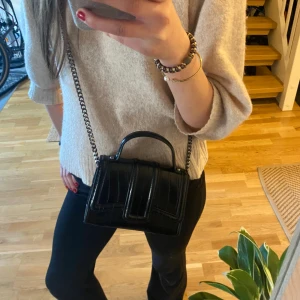 Svart väska  - En jätte fin handväska från zara 💓Inte alls anvönd ofta💖💖 Säljer den för att den inte kommer till användning💓 köparen står för frakt🚚🚚