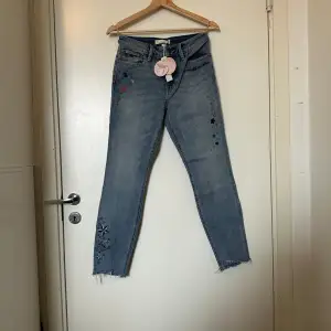 Säljer ett par otroligt vackra Odd Molly jeans i storlek W27 motsvarar ungefär en storlek S. Helt ny med tags/ prislapp fortfarande kvar. 