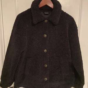 Midjejacka  - Mysjacka som är lagom att ha tidig vår/höst. Mjukt, lurvigt material. 