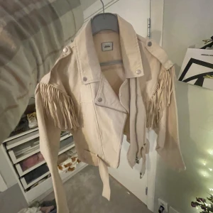 Ljus jeansjacka med fransar - Rensar garderoben, vill bara bli av med allt 🫶🏽