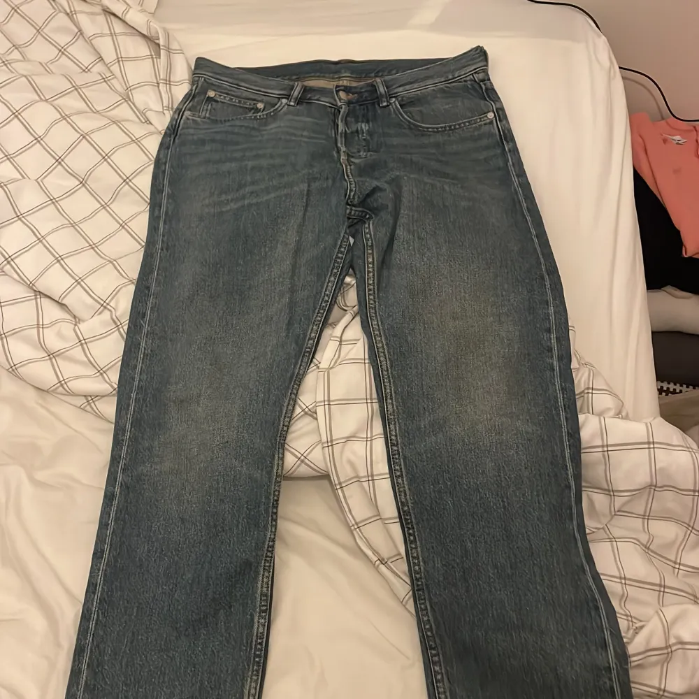 Säljer mina arket jeans i modellen Coast pga kommer inte till användning! Midja 32, Längd 32. Jeans & Byxor.