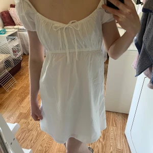 Gullig klänning🥰✨ - Säljer denna gulliga klänningen som är perfekt till skolavslutning, student eller bara till vardags🤩💕 jag är 160 cm som referens🫶skriv för fler bilder🤭