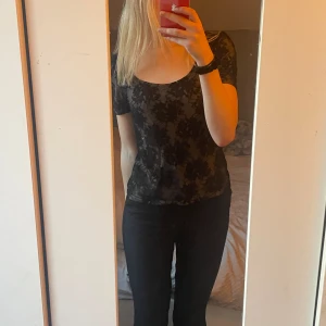 Spetstopp - Spetstopp/tshirt med fin passform. Väldigt fint skick!! Storlek M men passar även S 