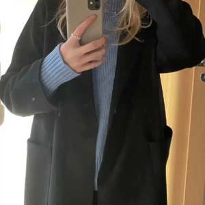 Kappa - Snygga lång kappa ifrån Vero Moda. Storlek 38, och lång på mig som är 167 som referens. Fint skick💗skriv för fler bilder 😊💗