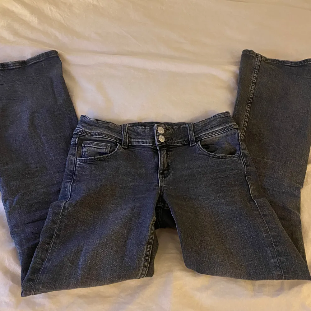 Low waist jeans från Gina Young i storlek 158, är i bra skick. Ny pris 349kr men säljer för 200kr. Jeans & Byxor.