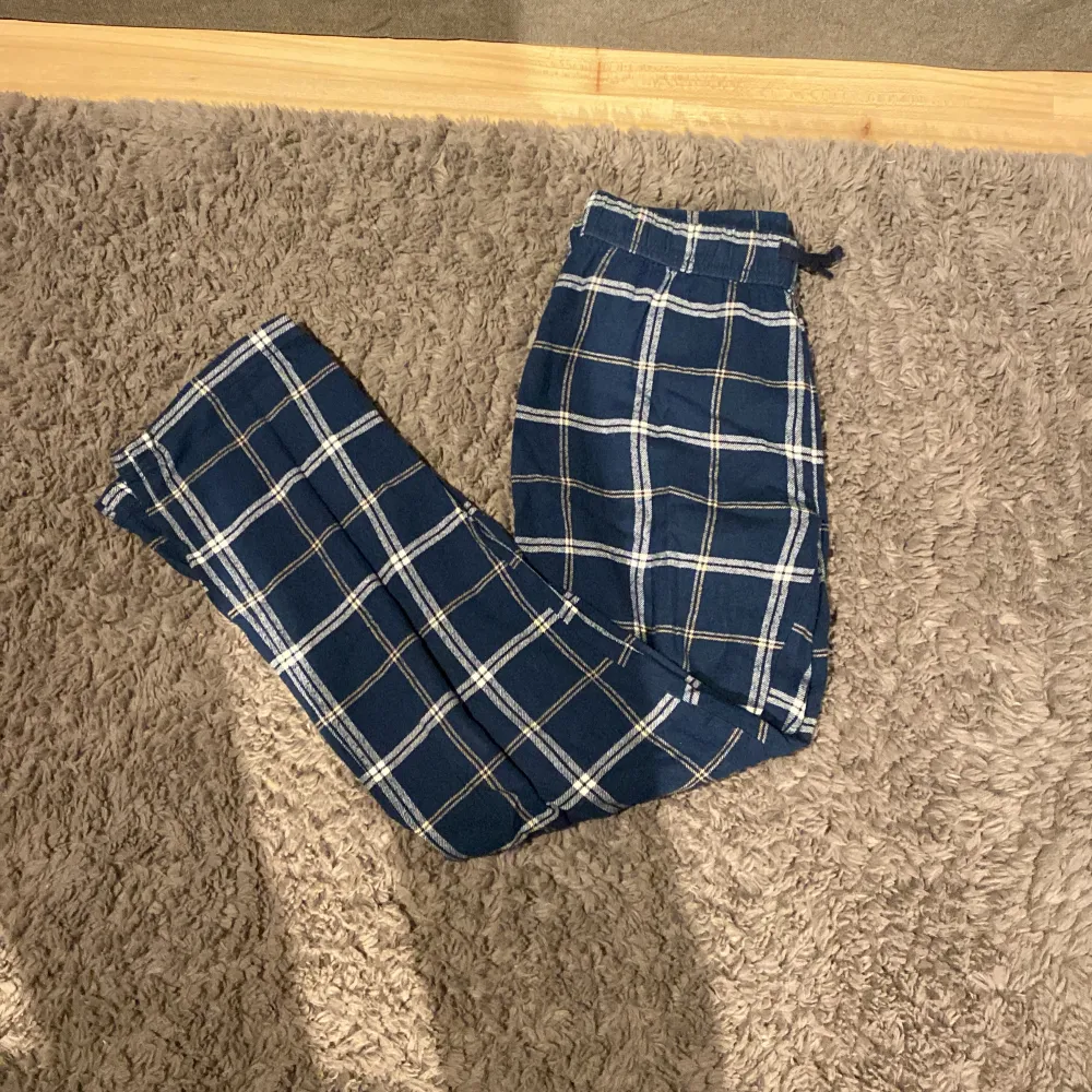 Sköna pyjamas byxor. Säljer för de är för små. Lite slitna men annars bra skick.. Jeans & Byxor.