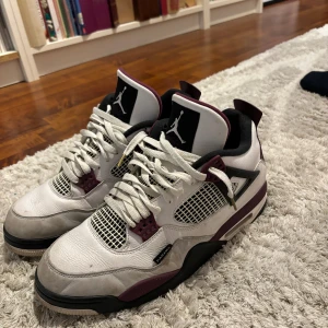 Jordan 4!!! (Med original låda) - Skifteta Jordan 4or. Skorna är köpta 2021 men användes bara i ett år. Skorna går för 6000 plus på stock x, säljer mina för endast 3000. Priset kan diskuteras och jag kommer rengöra skorna rejält innan man får dom.