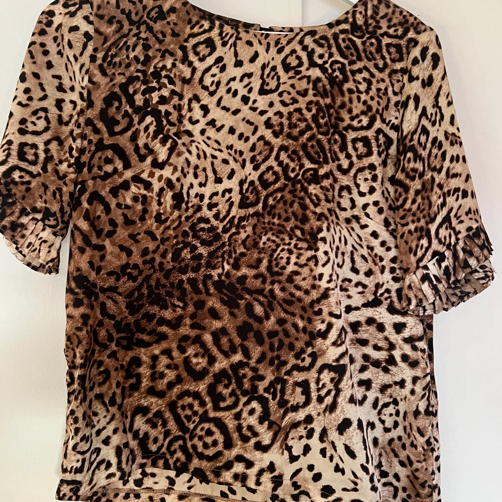 En leopard topp/t-shirt/blus.  Väldigt fint skick. . Blusar.