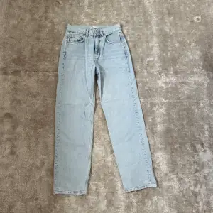 Jeans från Gina tricot i 90’S modellen. Endast använda 2 gånger så de är iprincip i nyskick!