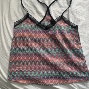 Linne med spets och glitter - Så fint linne med svart spets älskar men behöver pengar 🙏linnet är så snyggt speciellt när man är brun och har ett jätte fint mönster! Syns ej i kameran men den är även glittrig😋😍