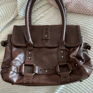 Brun väska  - Fin brun väska från friis company med fina små diamantdetaljer. Nyskick 