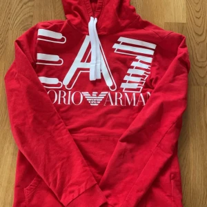 Armani hoodie  - Riktigt fräsch Armani hoodie Skick 9/10 Pris kan alltid diskuteras vid snabb affär 