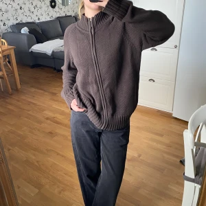 Brun zip up - Brun zip up tröja i bra skick. Storlek - XL