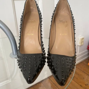 Pumps med nitar - Pumps med nitar. Ej äkta Louboutin. Fina men i använt skick. Storlek 44 .  Pris 350kr + frakt 61kr 12 cm klackhöjd